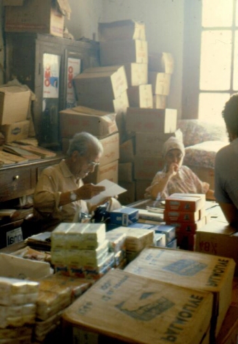 Homme âgé et sa femme dans un bureau, Djerba, Tunisie